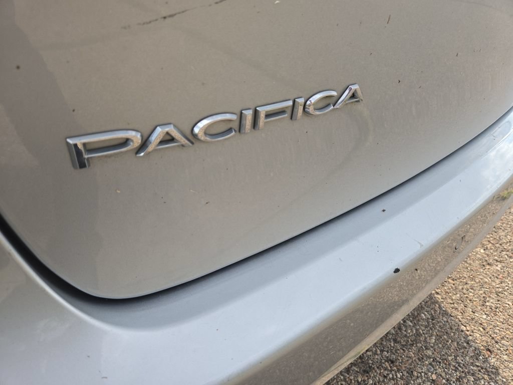Used 2023 Chrysler Pacifica Touring-L FWD image 38