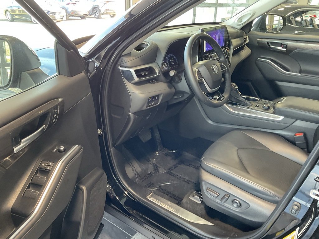 Used 2024 Toyota Highlander Platinum image 9