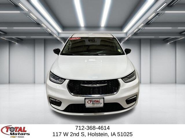 Used 2024 Chrysler Pacifica Touring-L image 3