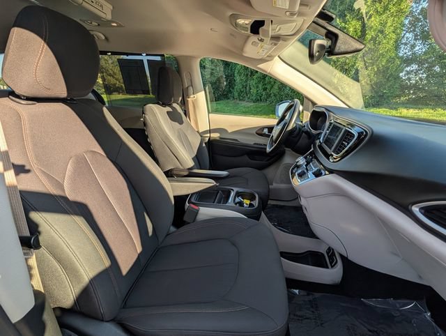 Used 2019 Chrysler Pacifica Touring Plus w/ Tire & Wheel Group FWD image 12