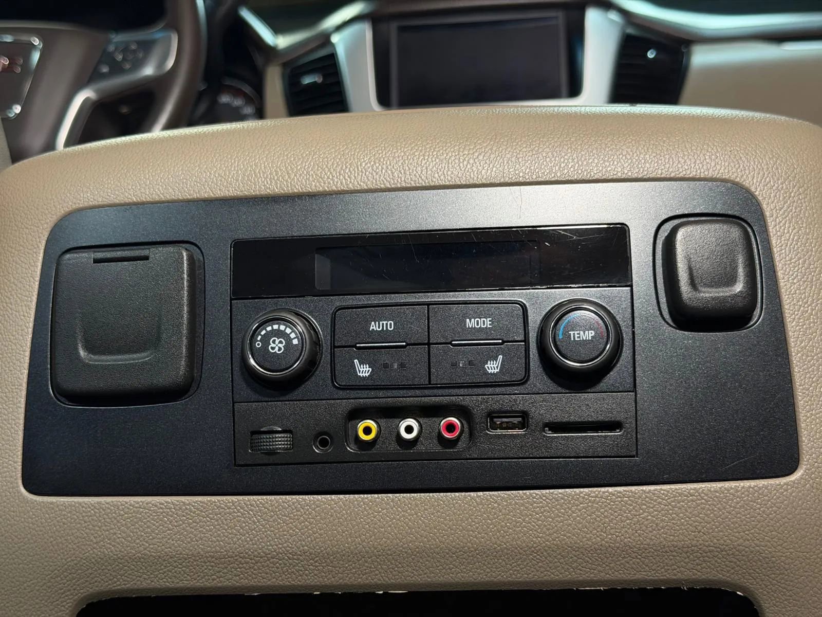 Used 2015 GMC Yukon XL SLT AWD/4WD image 16