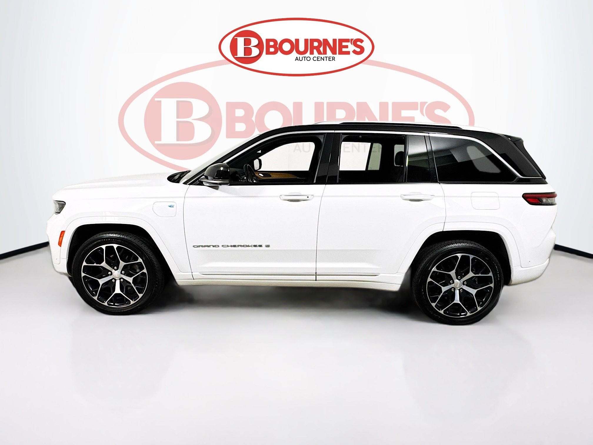Used 2023 Jeep Grand Cherokee Summit AWD/4WD image 9