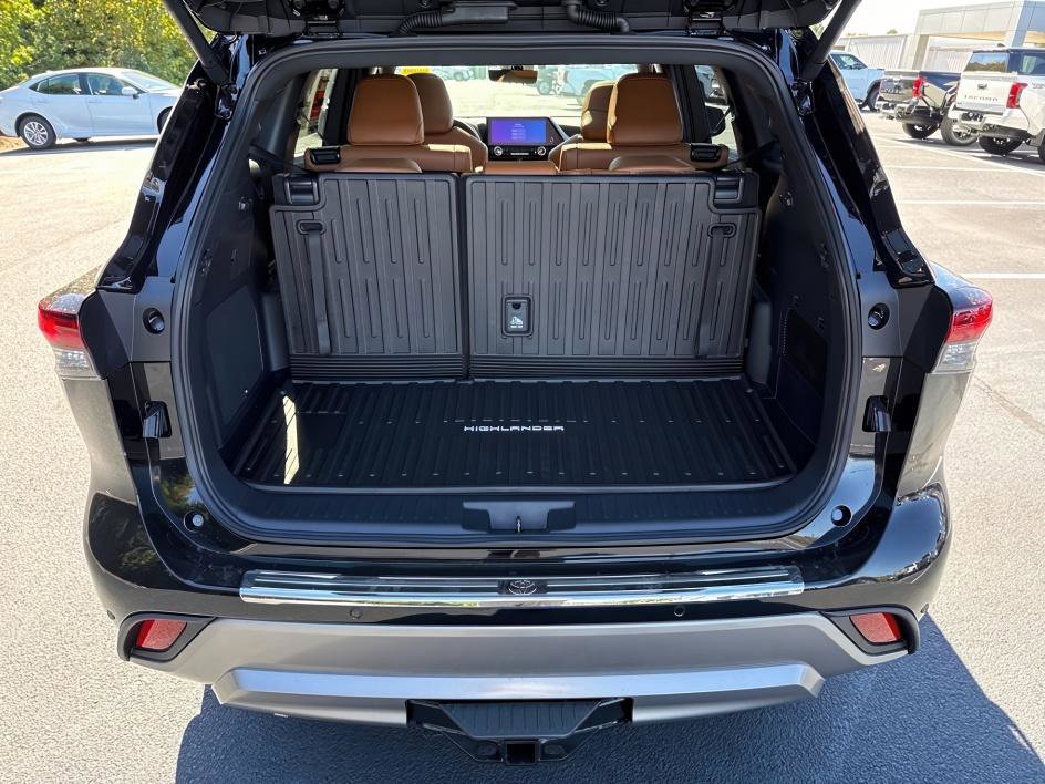 New 2026 Toyota Highlander Platinum image 6