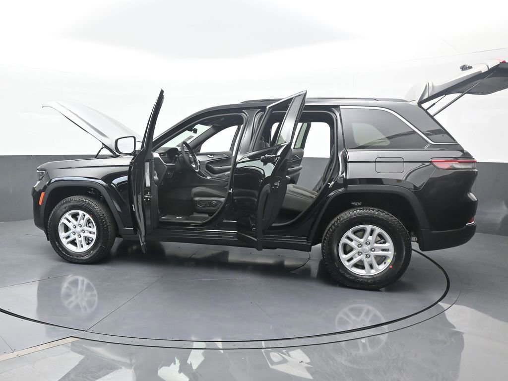 Used 2025 Jeep Grand Cherokee Laredo AWD/4WD image 67