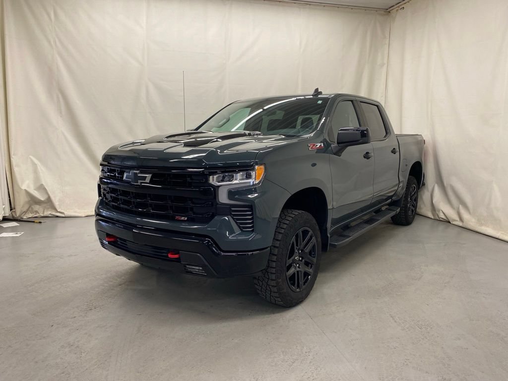 Used 2025 Chevrolet Silverado 1500 LT Trail Boss w/ Convenience Package II AWD/4WD image 2