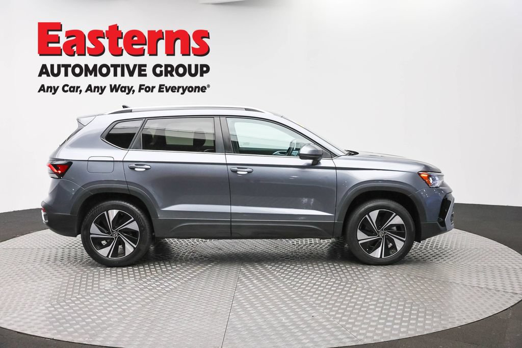 Used 2025 Volkswagen Taos SE AWD/4WD image 4