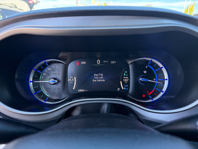 Used 2024 Chrysler Pacifica Limited FWD image 15