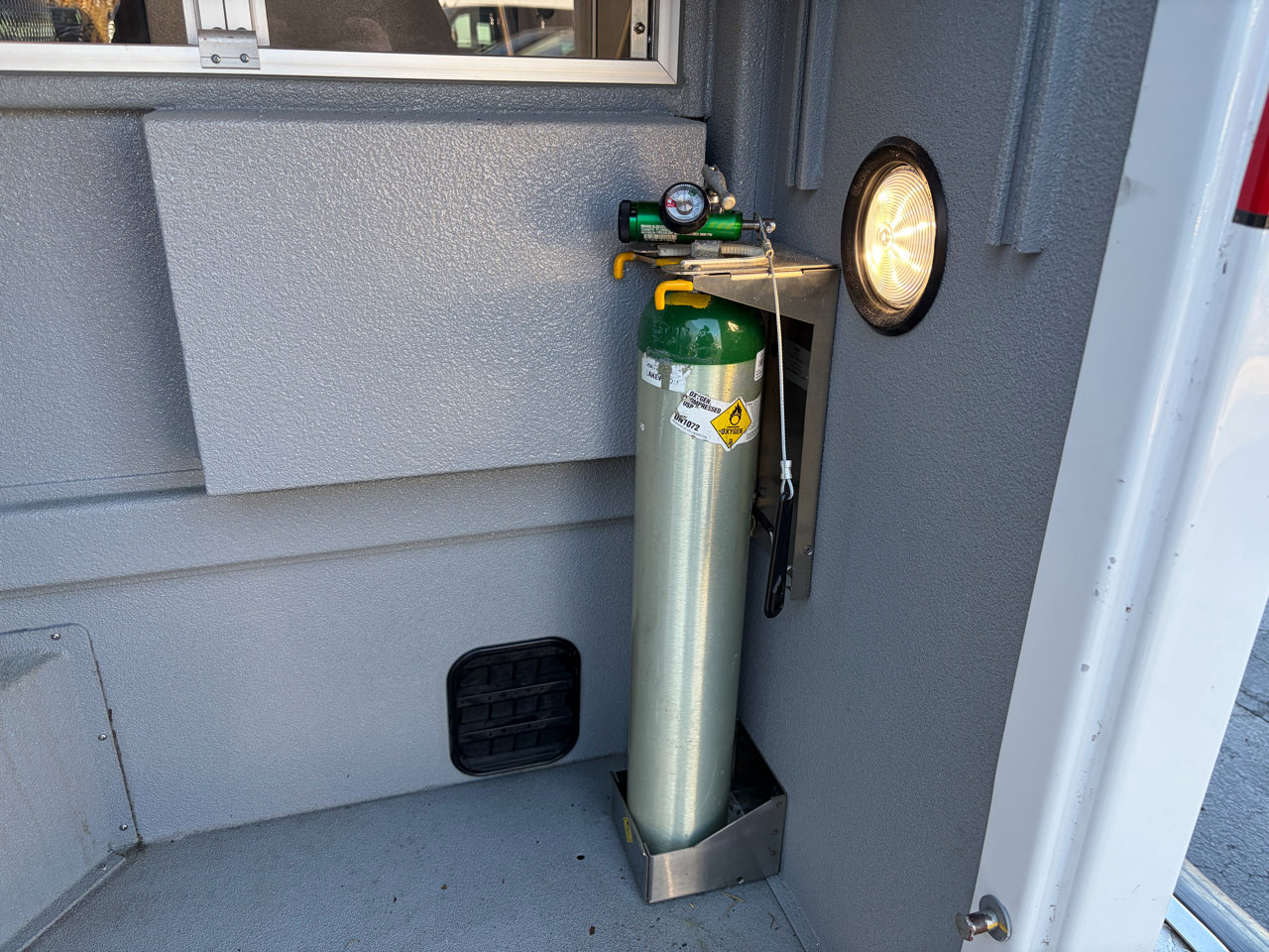 Used 2015 Chevrolet Express 4500 w/ Ambulance Package image 21