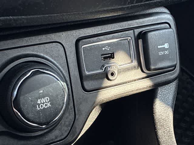 Used 2019 Jeep Renegade Latitude w/ Cold Weather Group AWD/4WD image 32