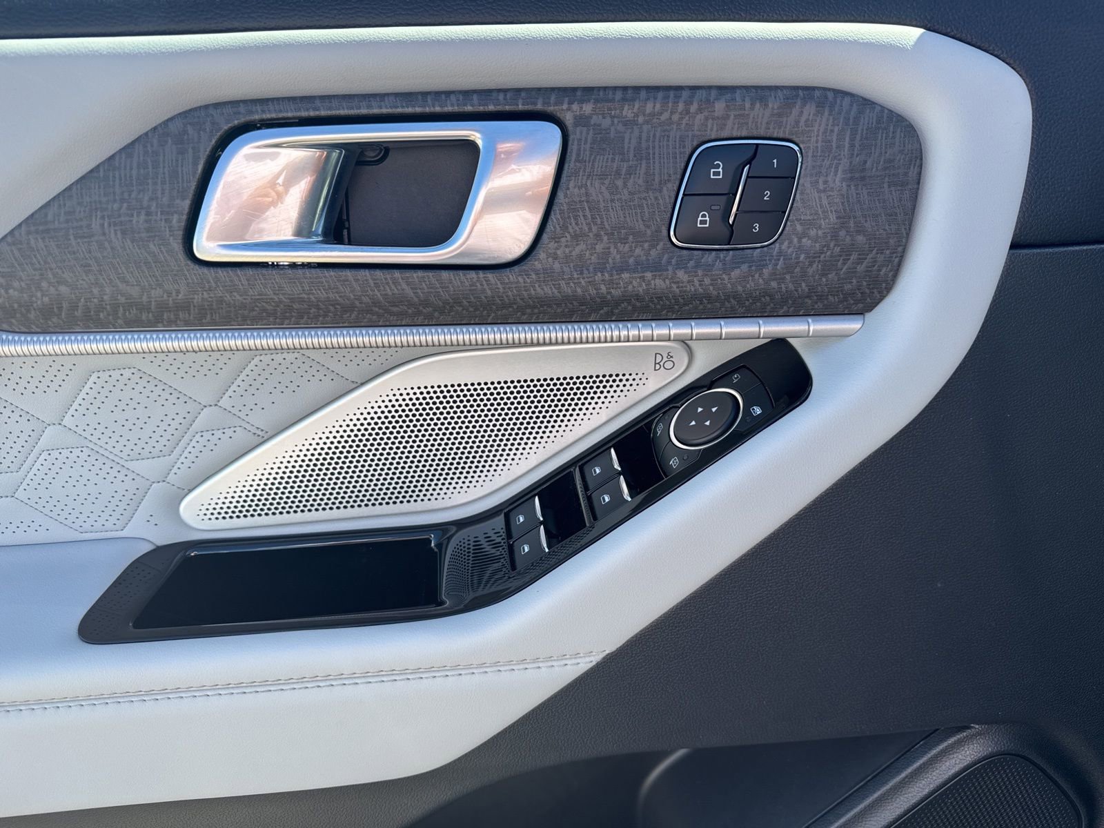 Used 2025 Ford Explorer Platinum w/ Ultimate Package image 8