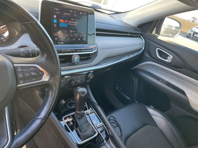 Used 2022 Jeep Compass Latitude w/ Sun and Sound Group AWD/4WD image 11