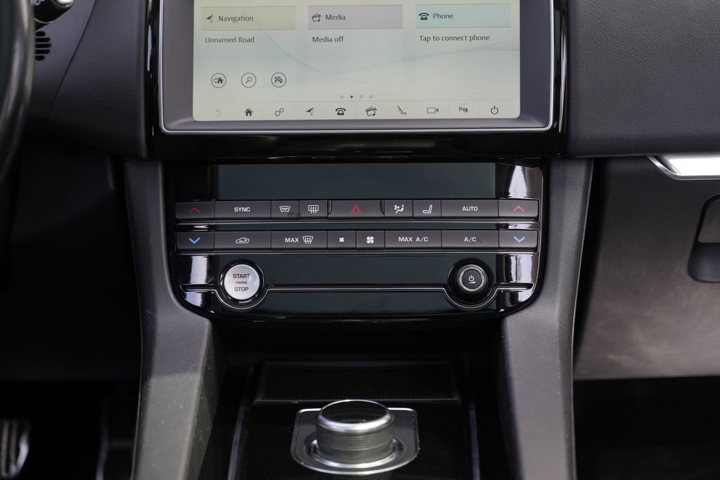 Used 2019 Jaguar F-PACE Premium image 44