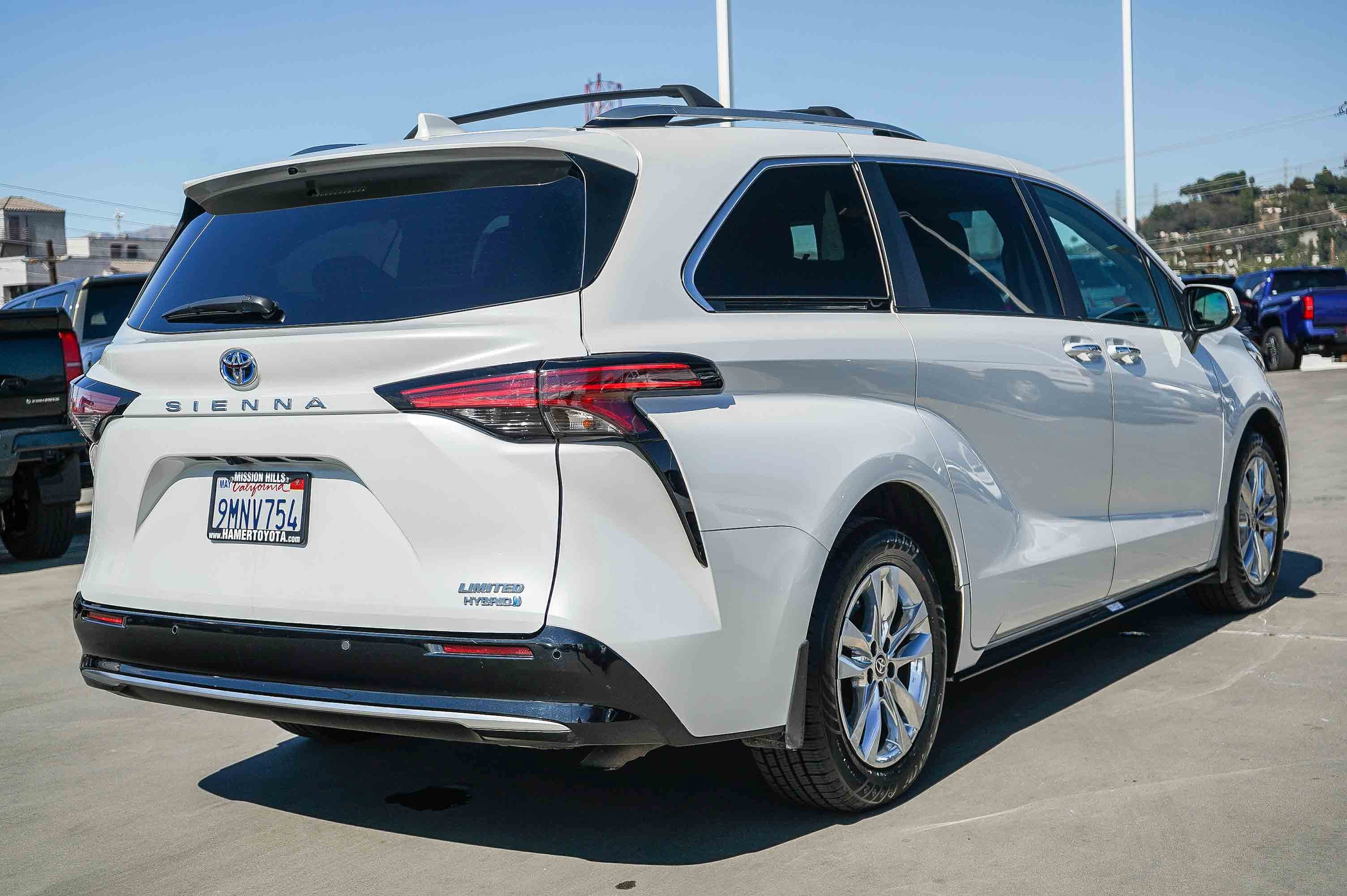 Certified 2024 Toyota Sienna Limited image 9