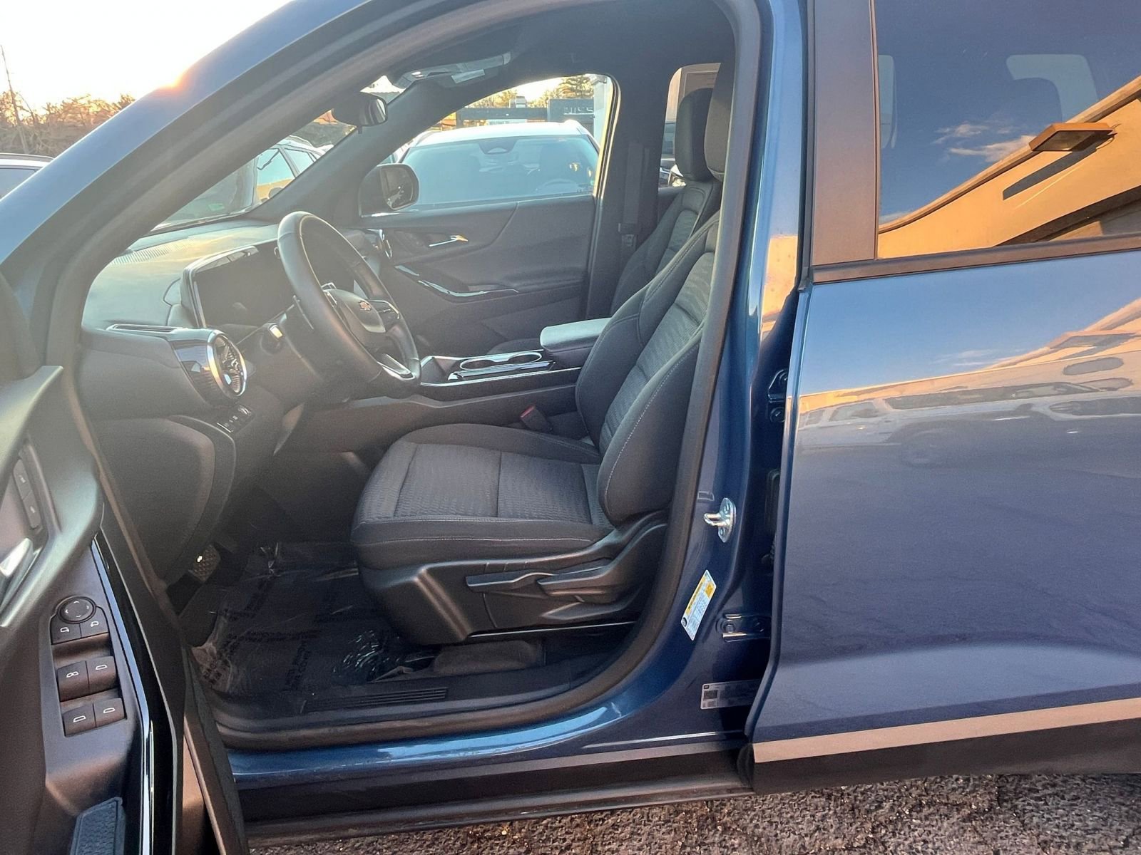 Used 2025 Chevrolet Equinox LT image 27