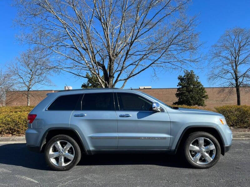 Used 2013 Jeep Grand Cherokee Overland Summit AWD/4WD image 3