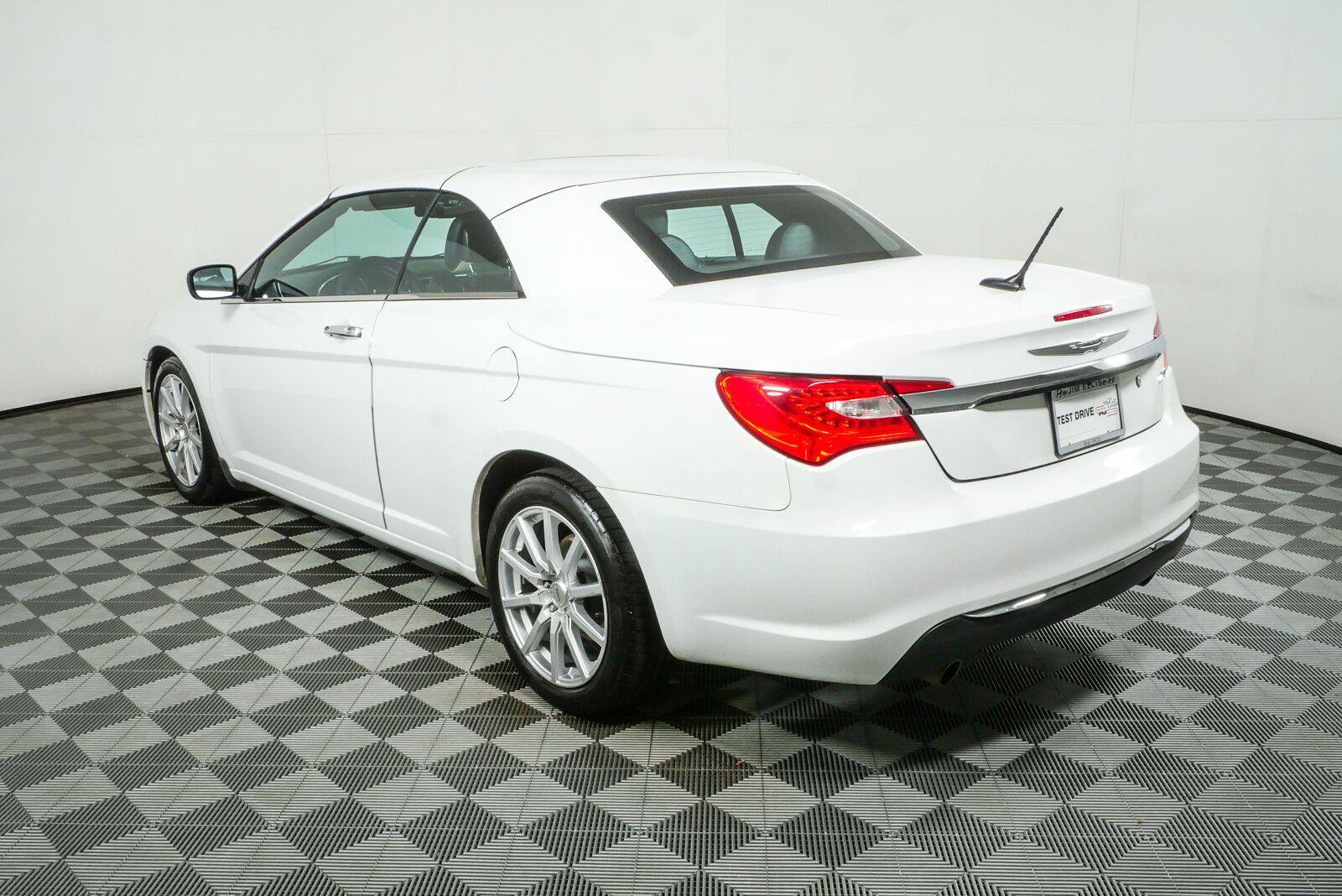 Used 2013 Chrysler 200 Limited FWD image 28