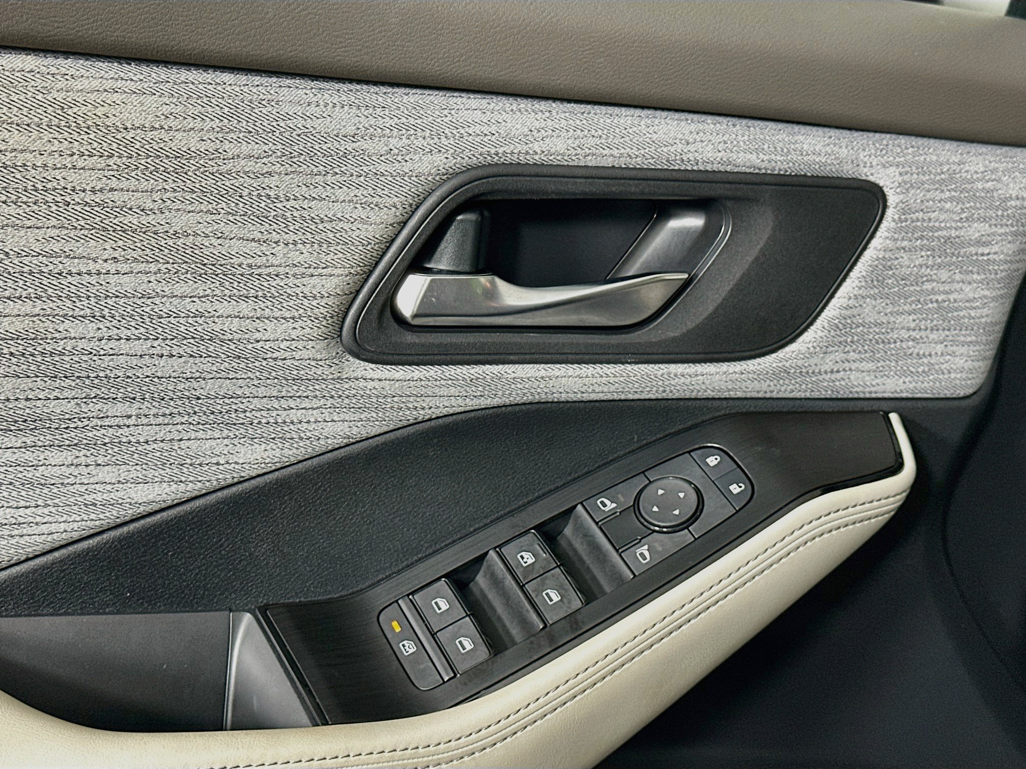 Used 2023 Nissan Rogue SV FWD image 15