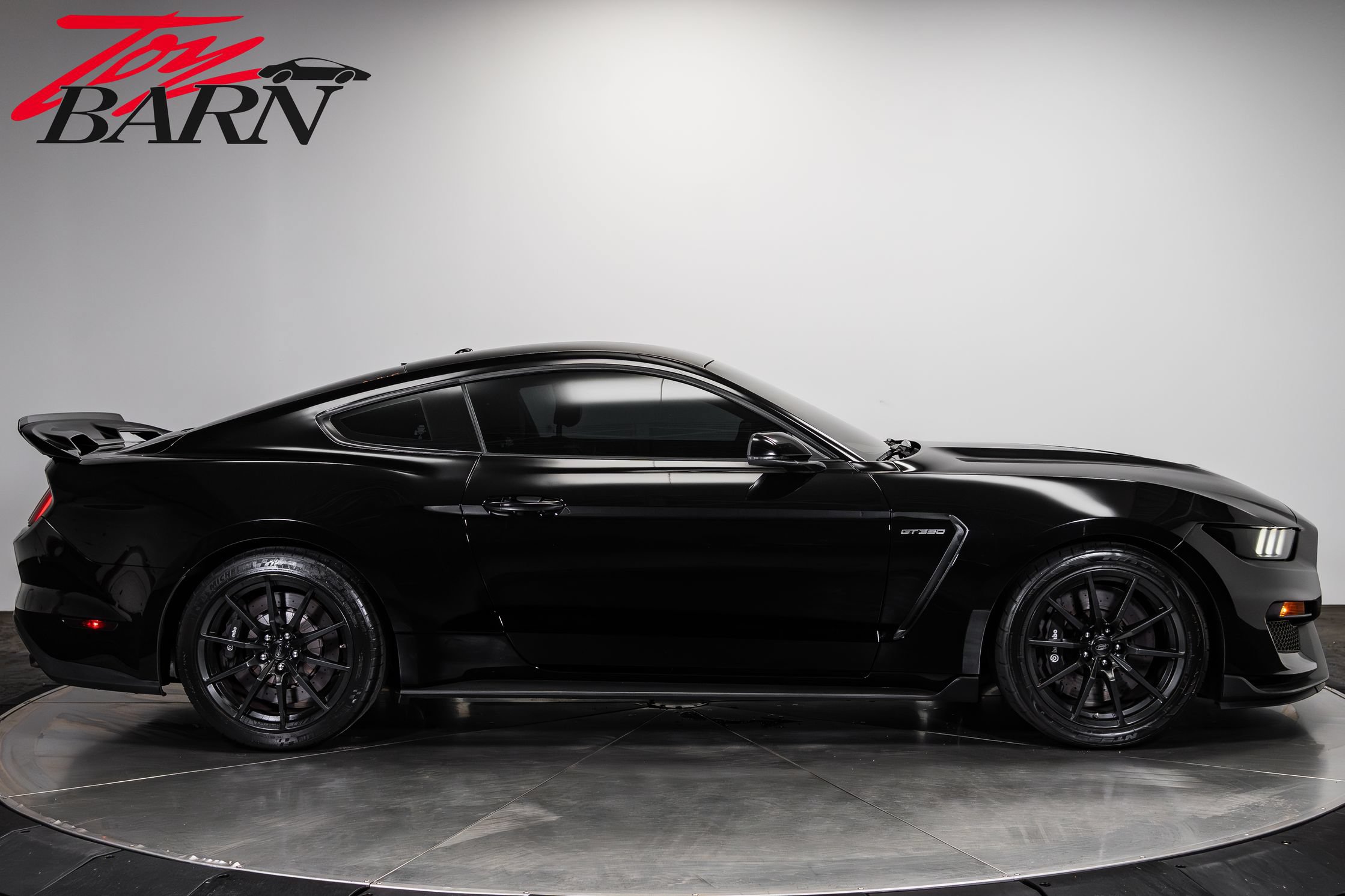 Used 2016 Ford Mustang Shelby GT350 w/ Technology Package RWD image 6