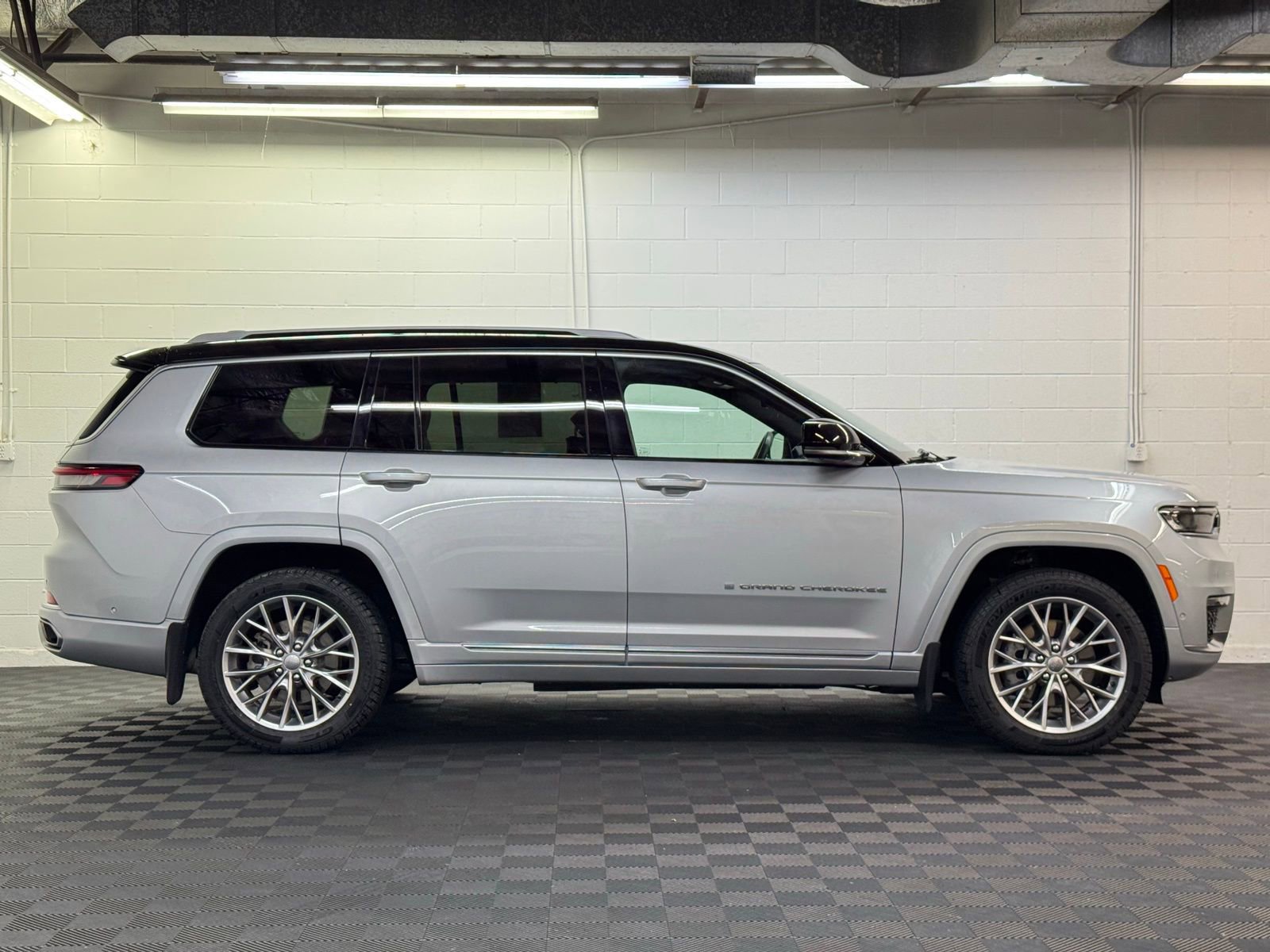 Used 2023 Jeep Grand Cherokee L Summit w/ Advanced Protech Group IV image 4