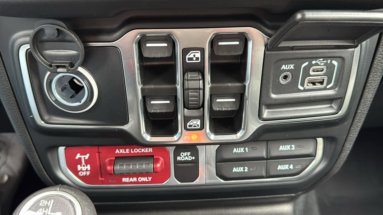 Used 2024 Jeep Gladiator Mojave w/ Technology Group AWD/4WD image 18