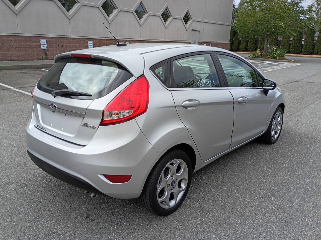Used 2013 Ford Fiesta Titanium FWD image 3