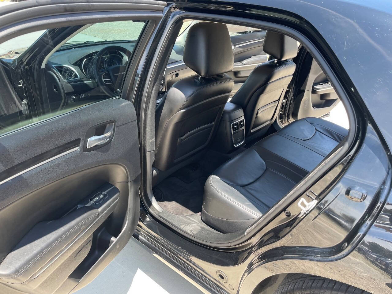 Used 2017 Chrysler 300 Limited RWD image 17