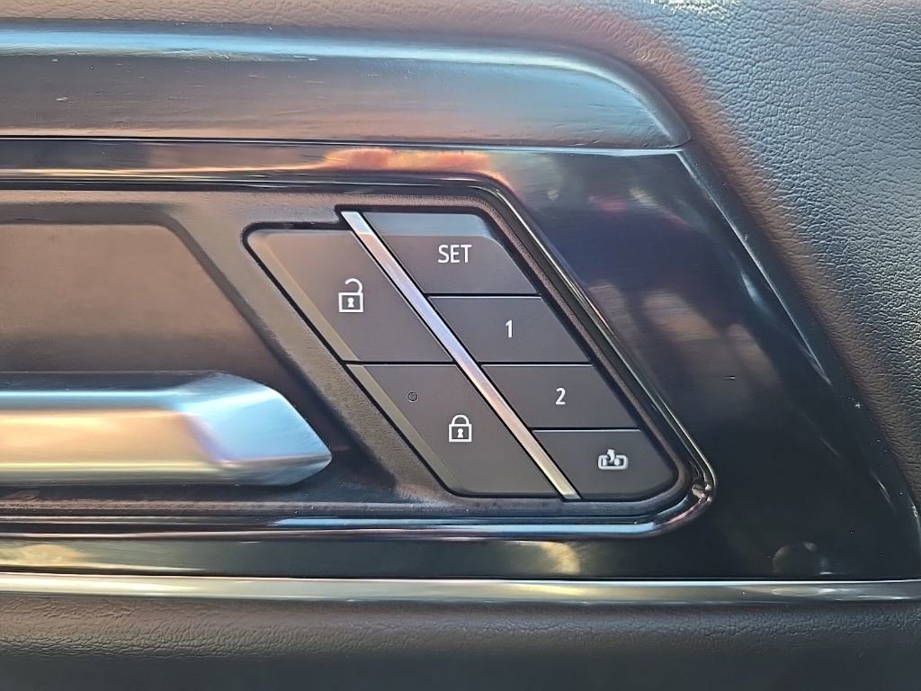 Used 2025 GMC Yukon XL Denali AWD/4WD image 23