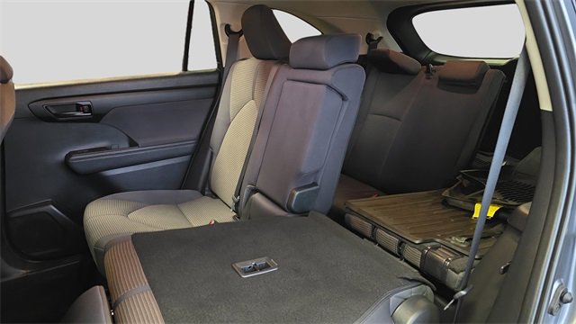 Used 2023 Toyota Highlander L image 16