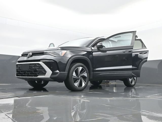 Used 2025 Volkswagen Taos SE image 32