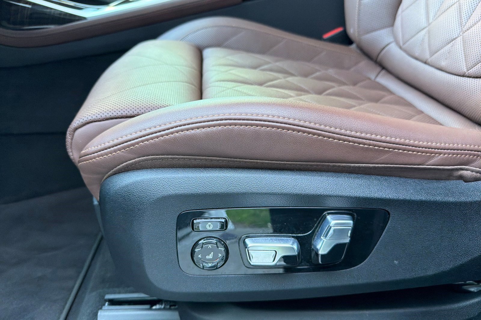 Certified 2024 BMW X7 xDrive40i w/ Premium Package image 14