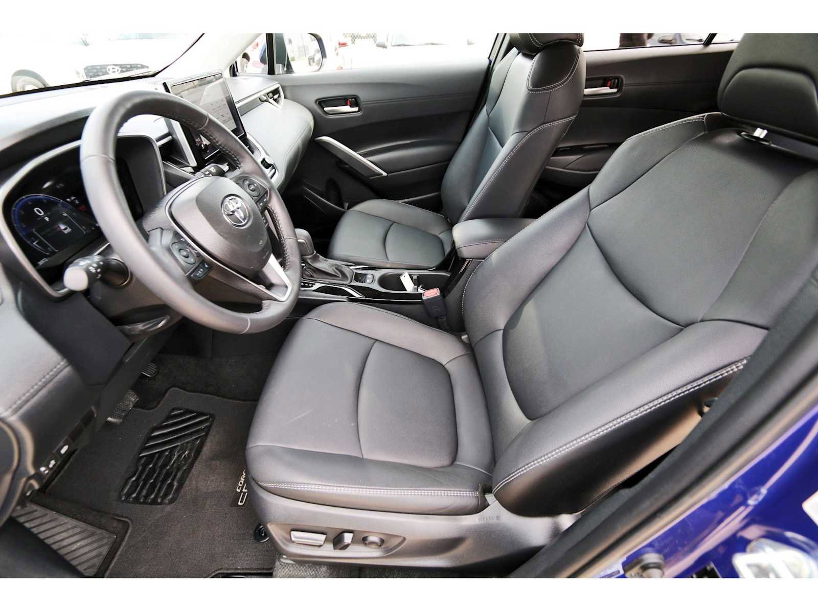 Used 2024 Toyota Corolla Cross XLE w/ Convenience Package image 11