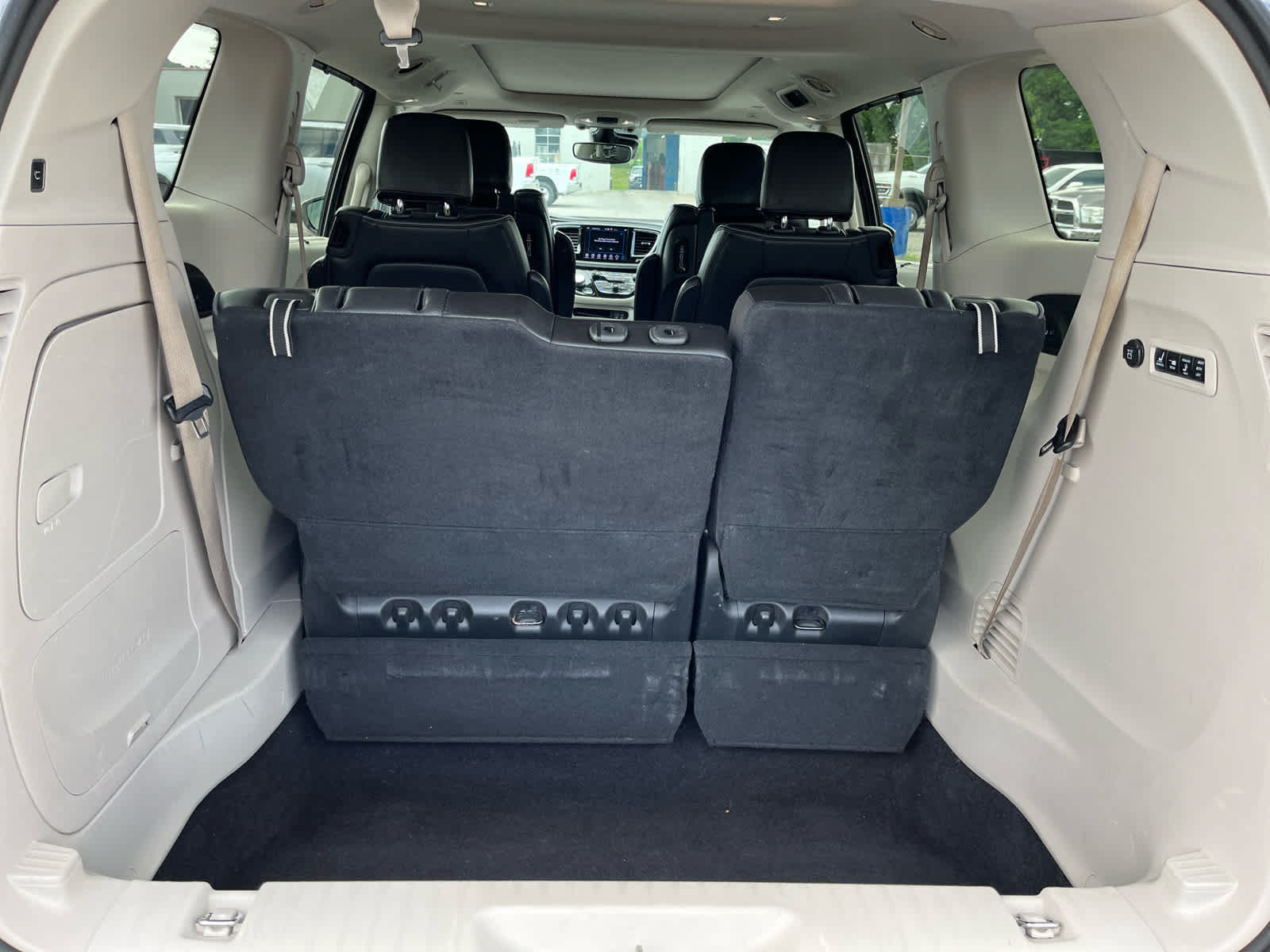 Used 2018 Chrysler Pacifica Limited w/ Tire & Wheel Group FWD image 30