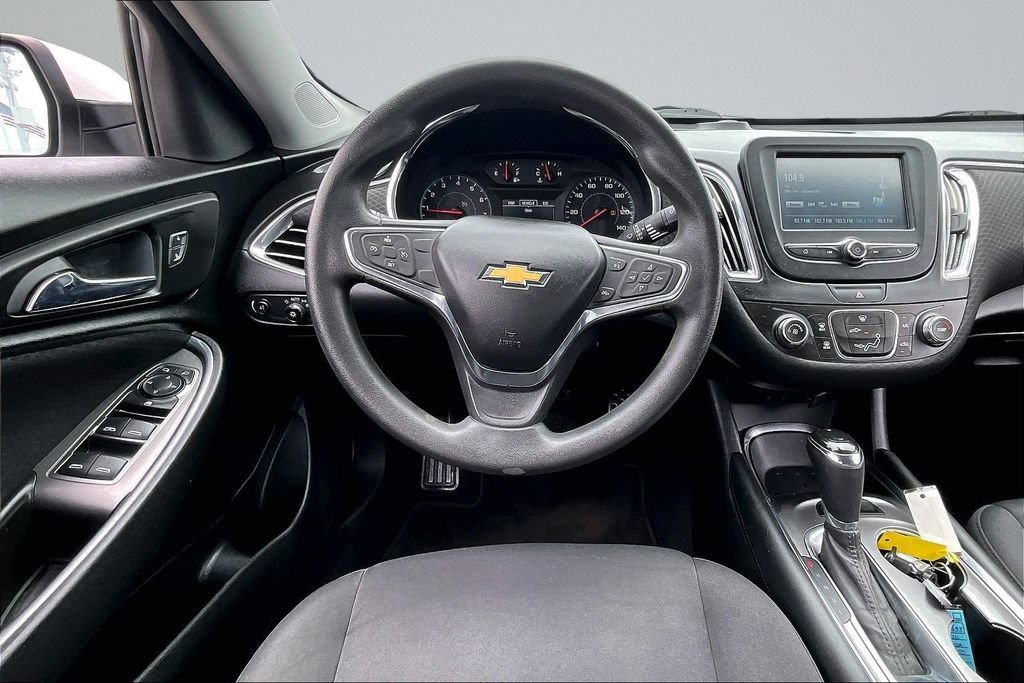 Used 2017 Chevrolet Malibu LT FWD image 5