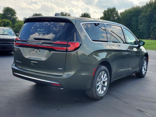 New 2027 Chrysler Pacifica Select AWD/4WD image 3