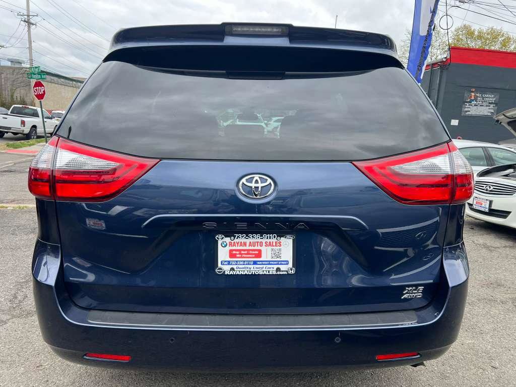 Used 2020 Toyota Sienna XLE w/ XLE Navigation Package AWD/4WD image 8