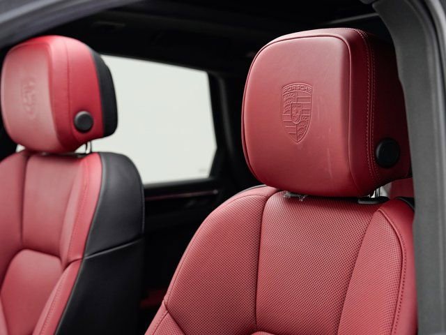 Certified 2025 Porsche Macan AWD/4WD image 10