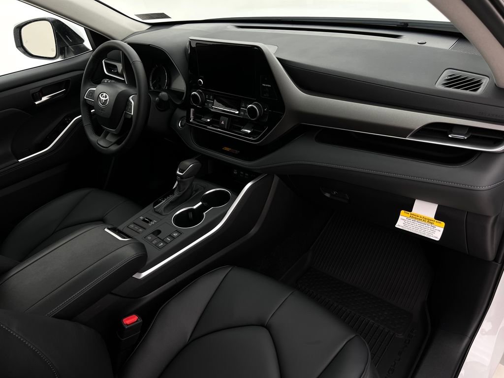 Used 2026 Toyota Highlander XLE image 13