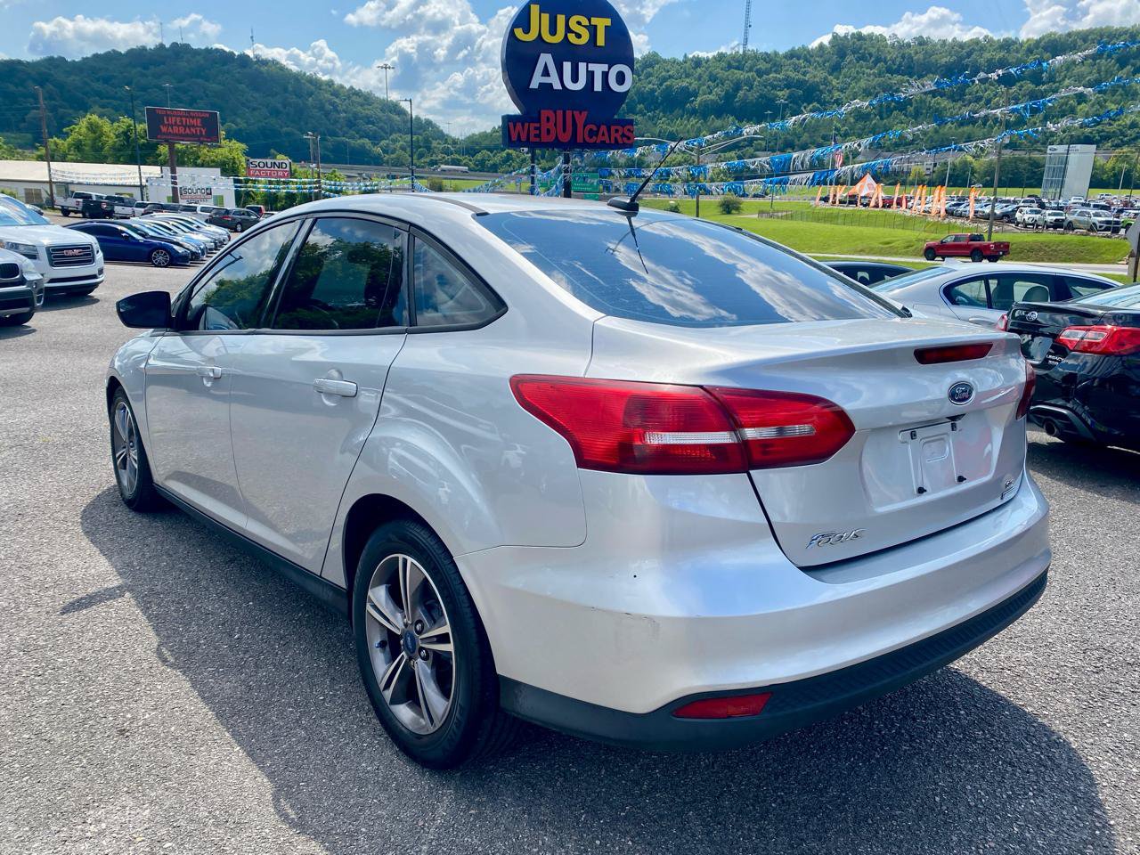 Used 2017 Ford Focus SE FWD image 5