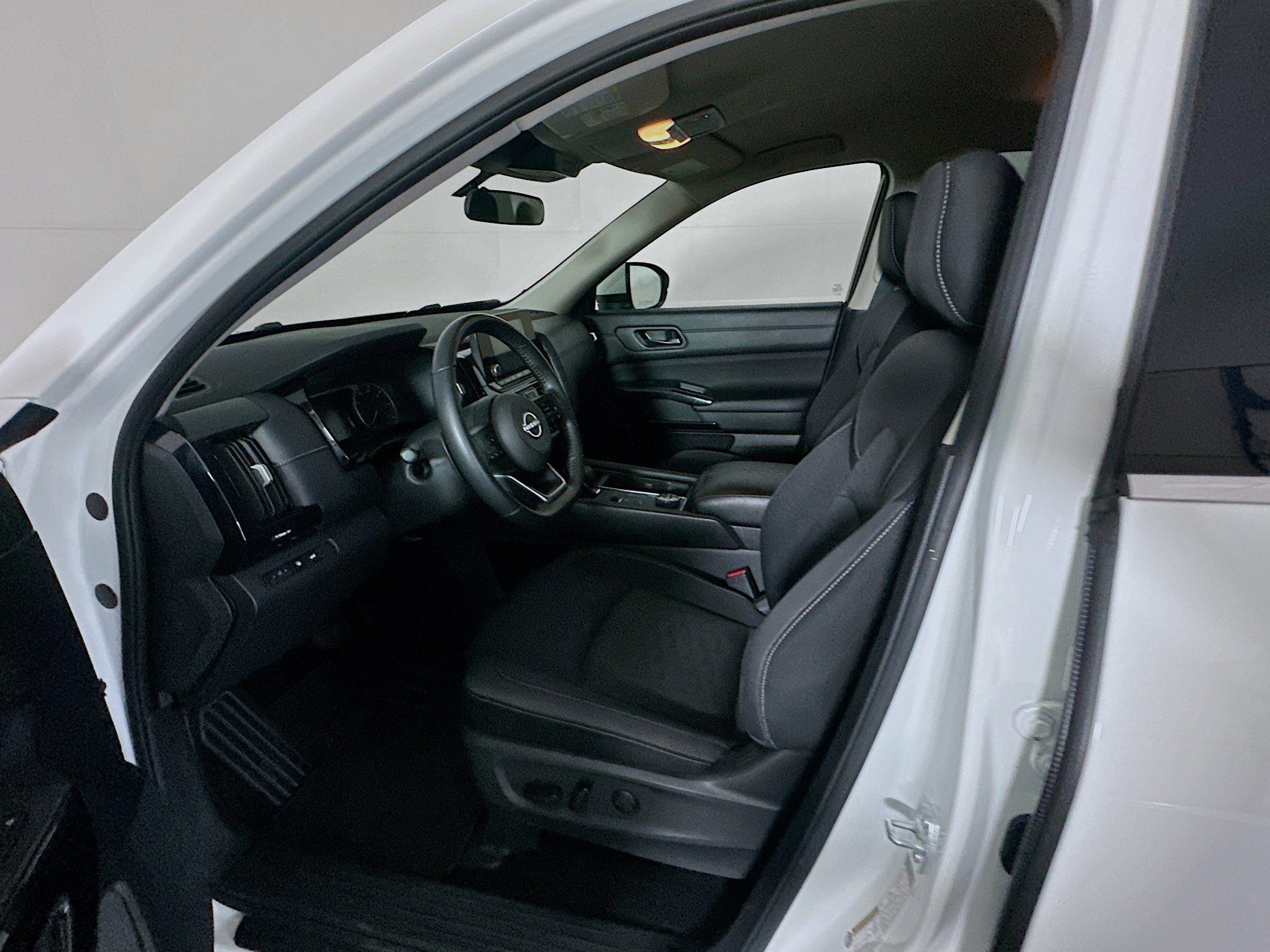 Used 2025 Nissan Pathfinder SV image 13