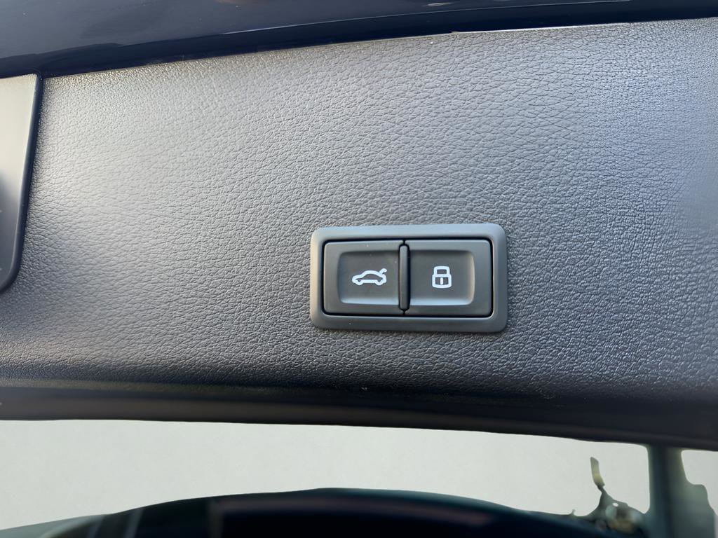 Used 2019 Audi e-tron Premium Plus image 32