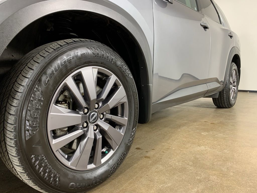 Used 2023 Nissan Pathfinder SV image 2