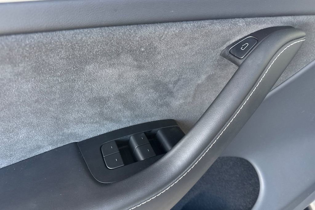 Used 2024 Tesla Model Y Performance image 10