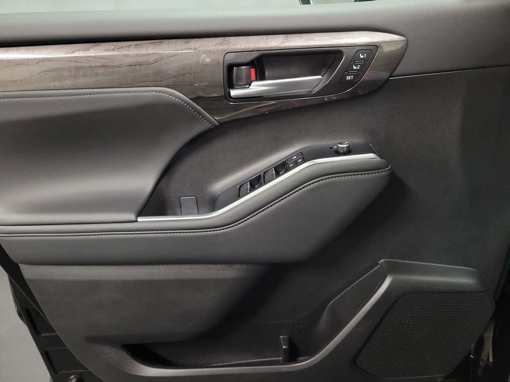 Used 2025 Toyota Highlander Platinum image 24