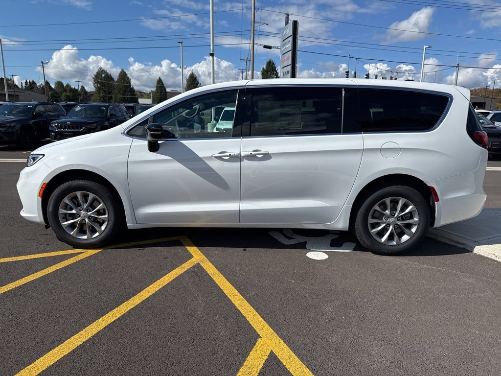 New 2026 Chrysler Pacifica Select image 4