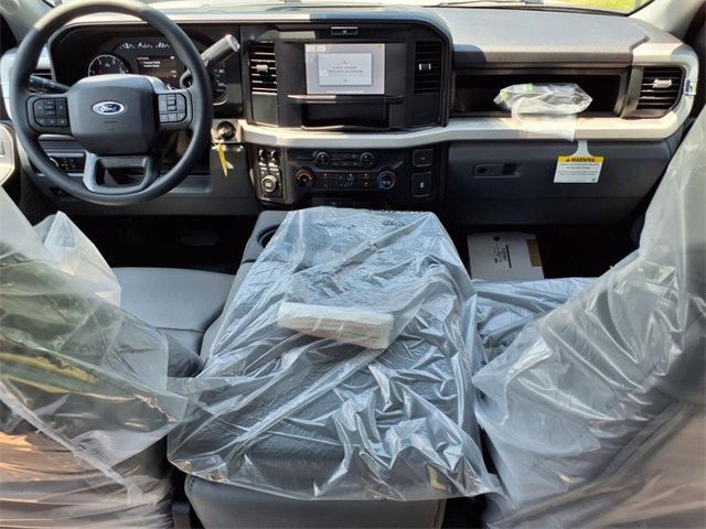 New 2025 Ford F550 4x4 Crew Cab image 8