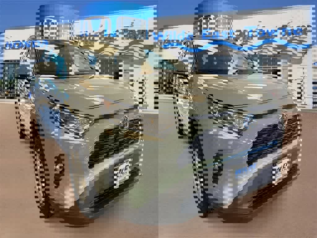 Used 2021 Toyota RAV4 XLE w/ Convenience Package image 2