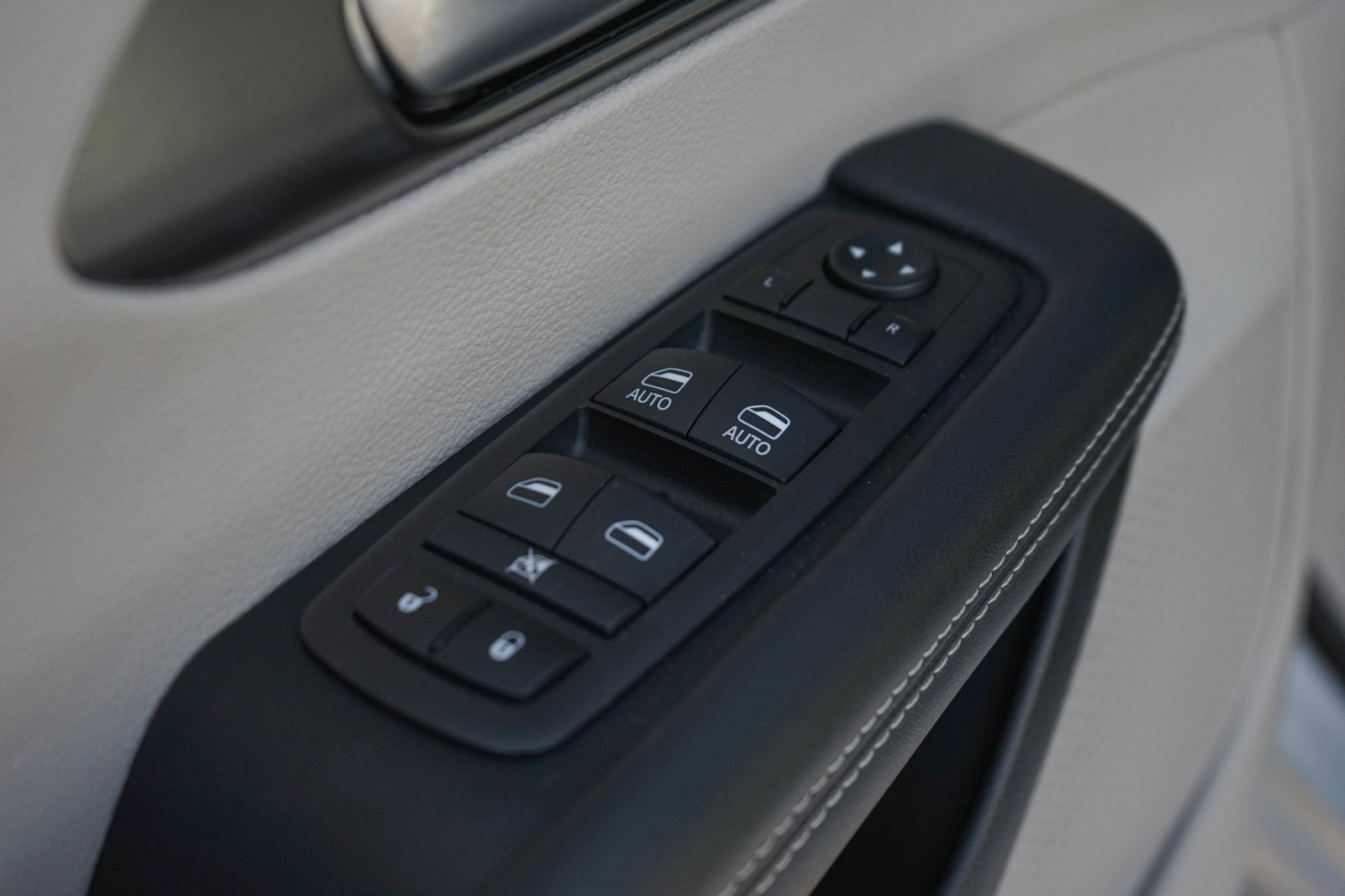 Used 2024 Chrysler Pacifica Touring-L image 14