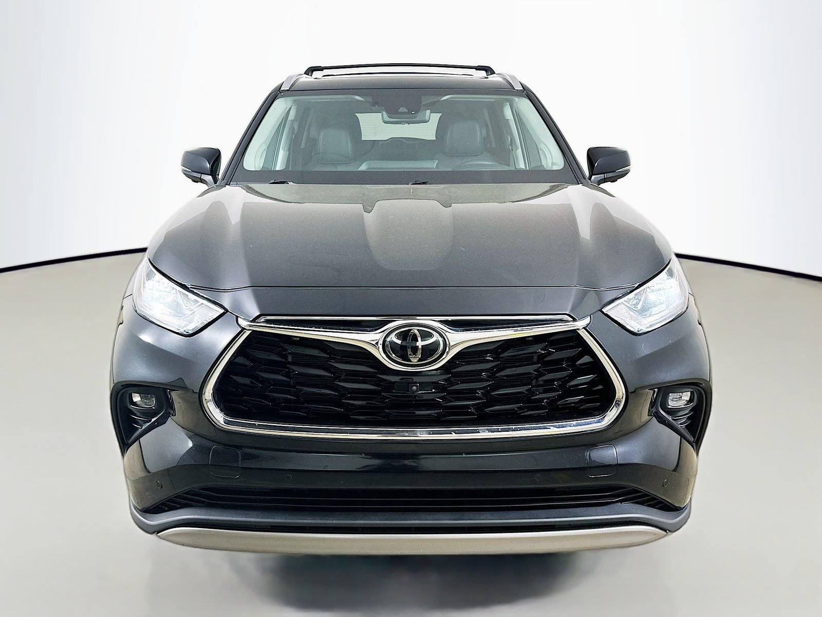 Used 2024 Toyota Highlander Platinum AWD/4WD image 2