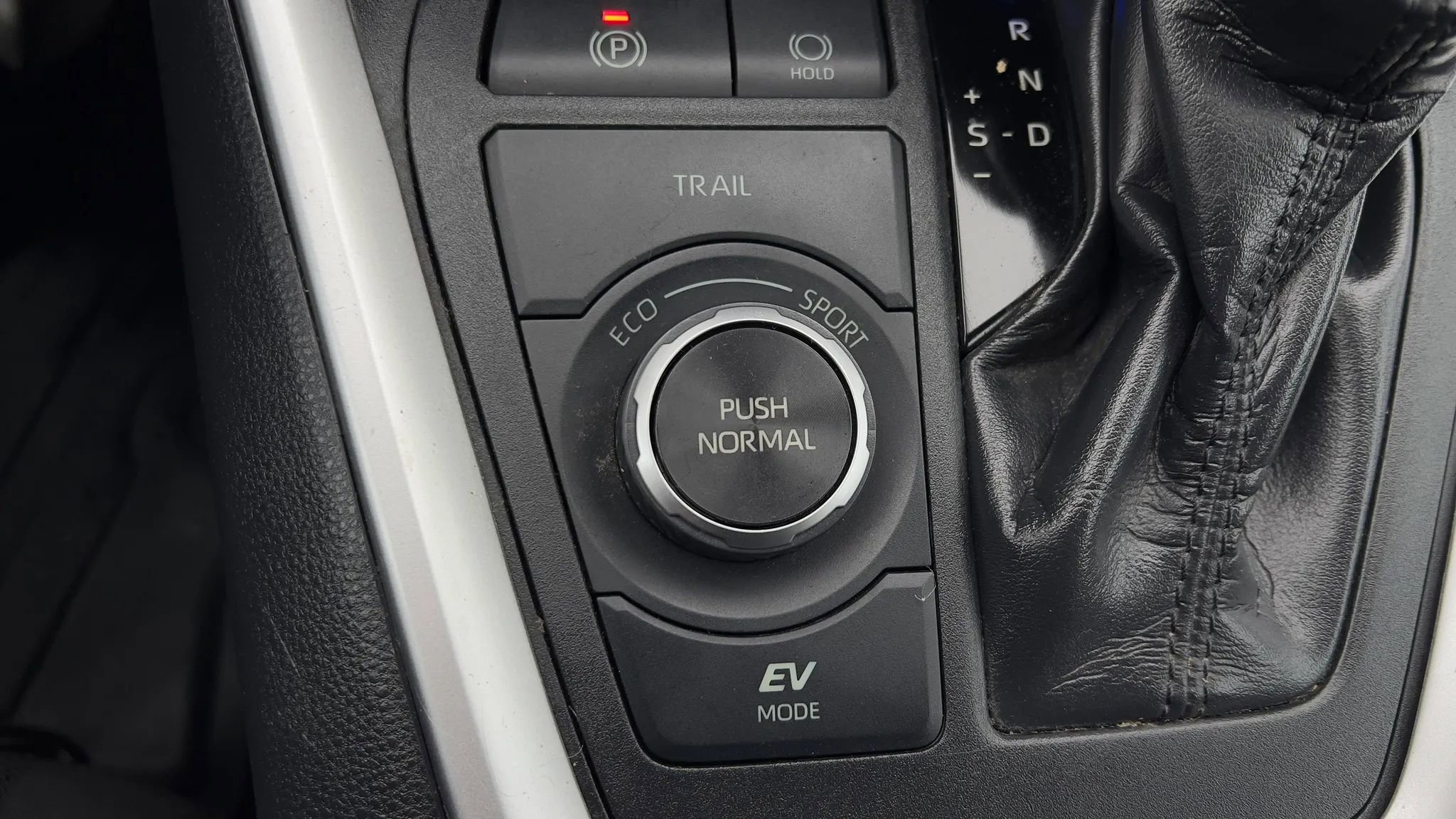 Used 2019 Toyota RAV4 LE w/ Carpet Mat Package image 29