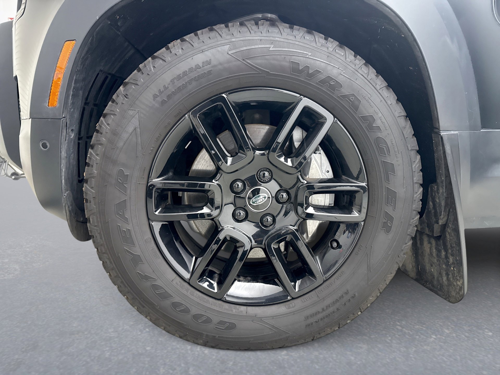 Used 2023 Land Rover Defender 130 SE image 24